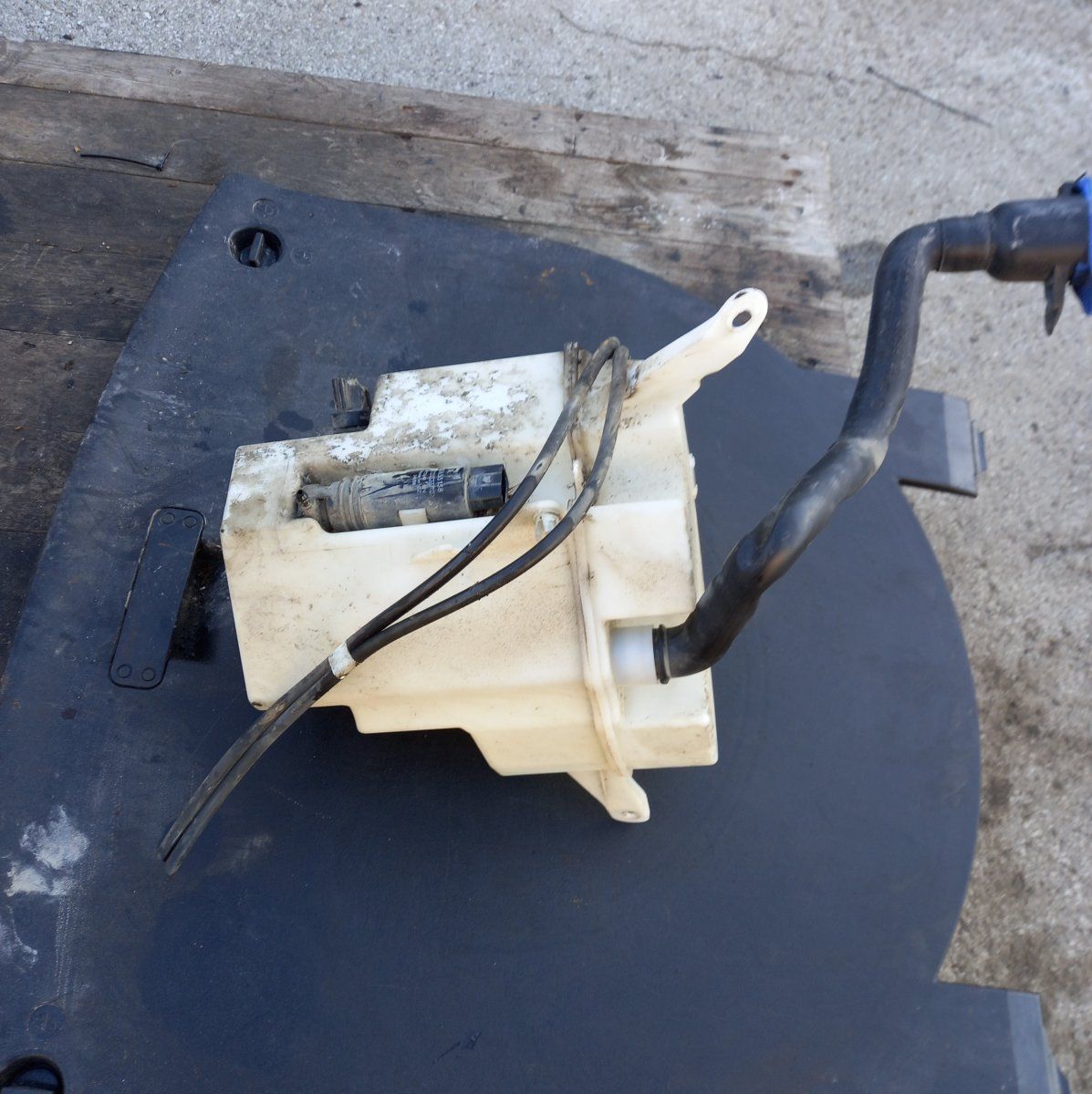 Window washer reservoir VOLVO XC70 II (2007-2016)