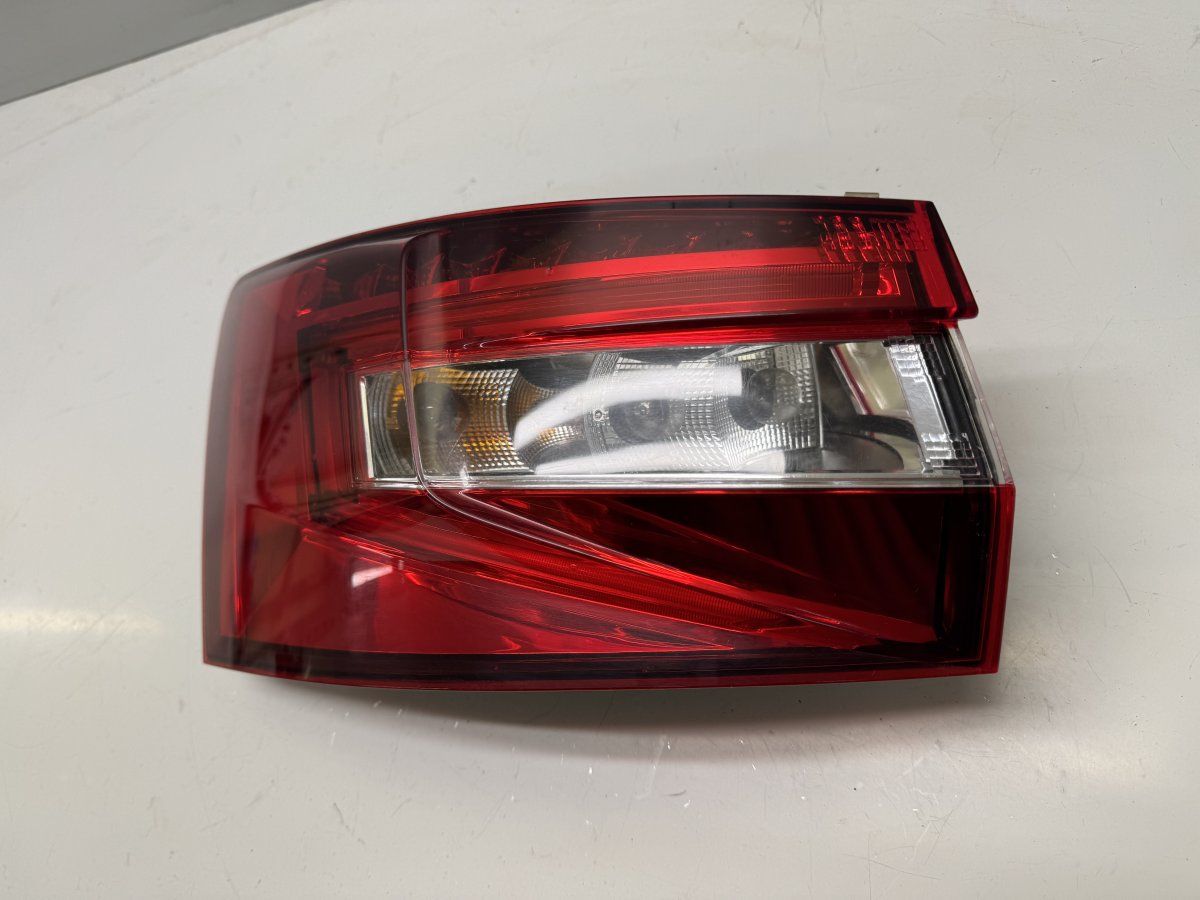 3V9945207 Tail light left SKODA SUPERB III (3V3, 3V5) (2015-2024)