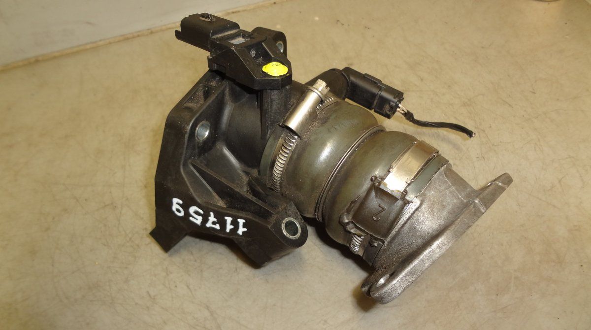 7V2Q9J444AD Throttle body FORD FOCUS II (2004-2012)