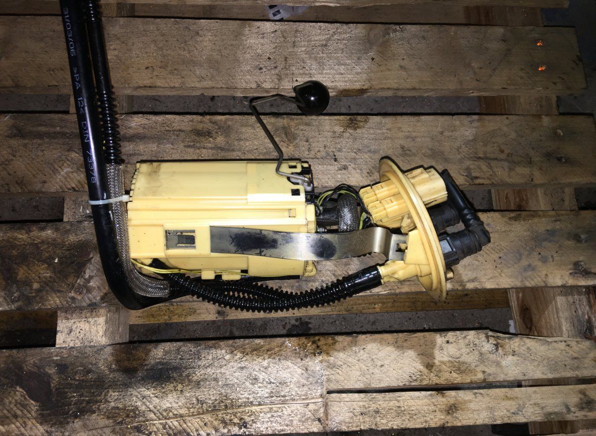 Fuel delivery pump VOLVO V70 II / XC70 I (P80) (2000-2007)