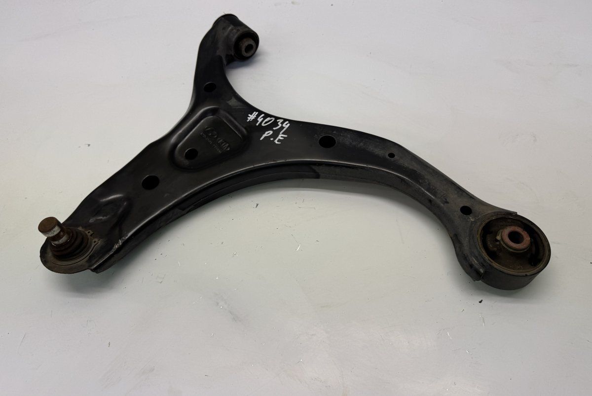 545012P000 Front Axle Track Control Arm lower Right KIA SORENTO II (XM) (2009-2015)