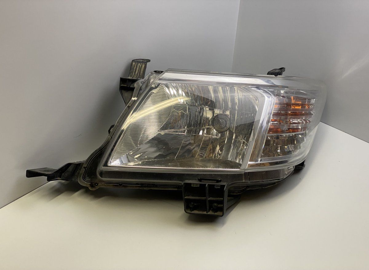 Headlight left TOYOTA HILUX VII (AN10, AN20, AN30) (2005-2015)