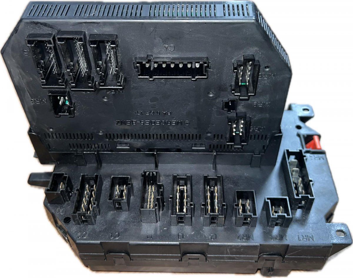 22154074550 2215401001 A2215404550 2215404550 A2215401001 Fuse box MERCEDES-BENZ S-CLASS (W221) (2005-2013)