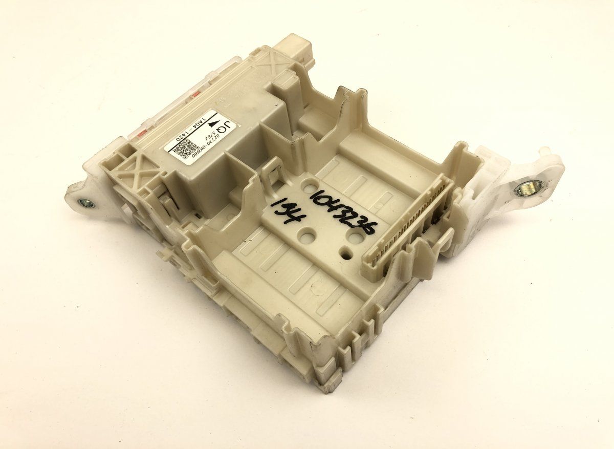 827300KB60 Fuse box TOYOTA HILUX VIII (AN110, AN120, AN130) (2015-)