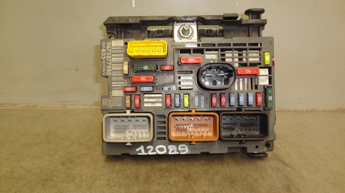 Fuse box PEUGEOT 3008 I (T84) (2009-2016)