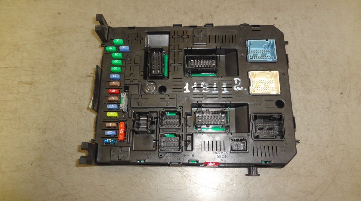 9666895680 Fuse box PEUGEOT 3008 I (T84) (2009-2016)