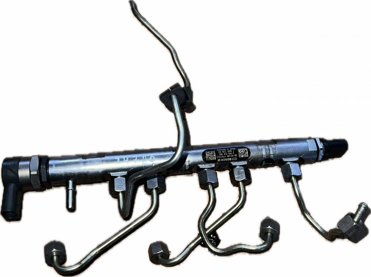 Fuel Distributor / fuel rail BMW 3 (E90, E91, E92, E93) (2005-2011)