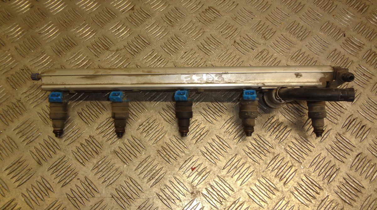 Fuel Distributor / fuel rail VOLVO S70 / V70 / C70 (P80) (1996-2005)
