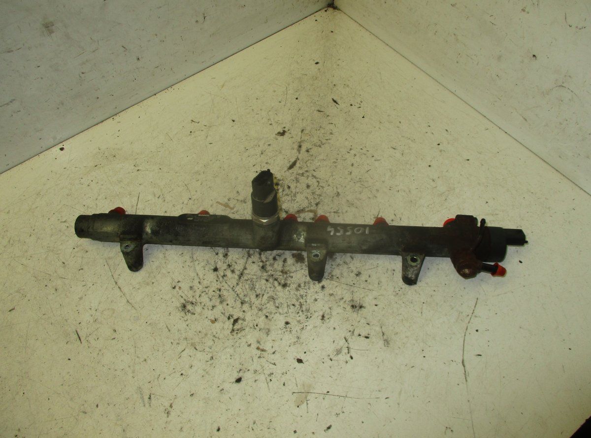 0445214075 Fuel Distributor / fuel rail KIA CARENS II (FJ) (2002-2006)