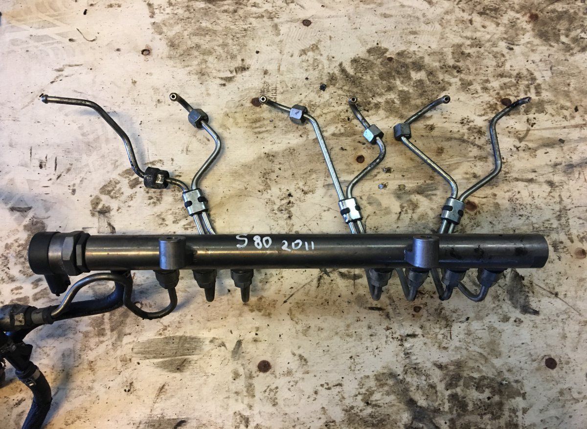 Fuel Distributor / fuel rail VOLVO S80 II (AS) (2006-2016)