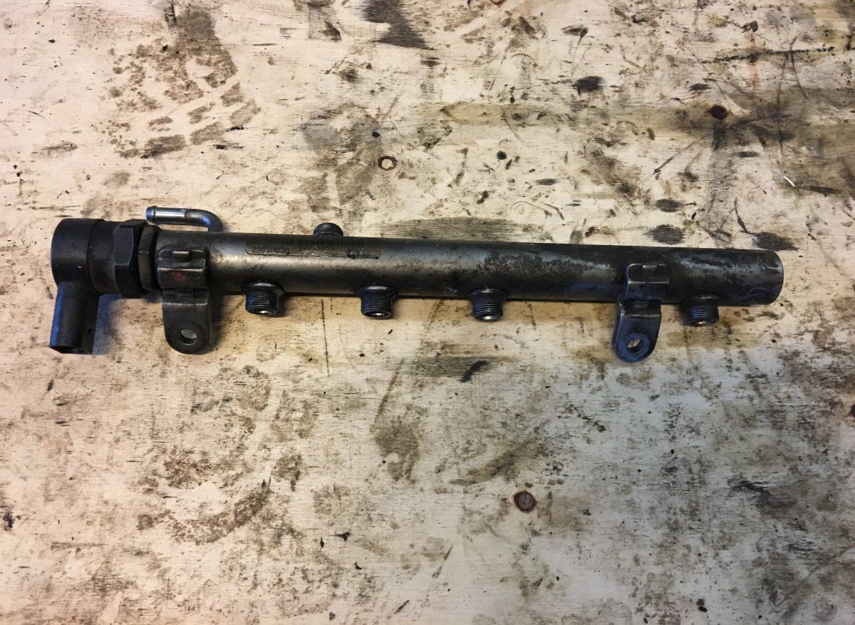 Fuel Distributor / fuel rail JEEP GRAND CHEROKEE III (WH) (2005-2010)