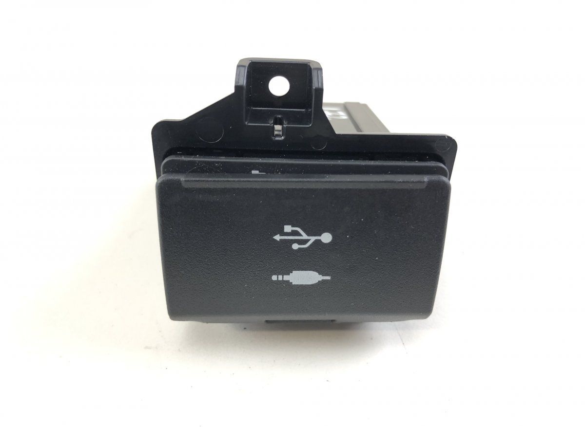 8619024030 Audio input / USB socket LEXUS ES VII (2018-)