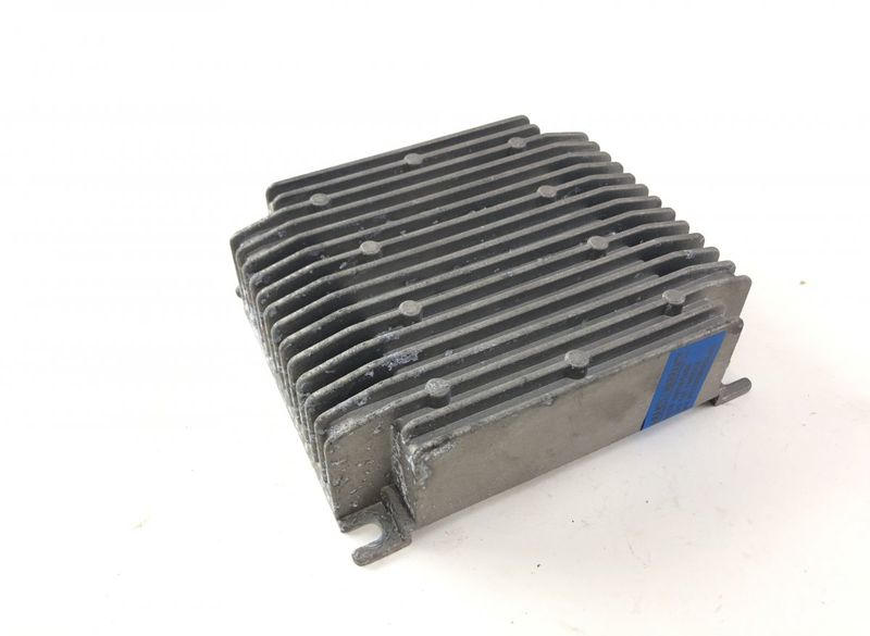 100483310A Audio amplifier TESLA MODEL S (5YJS) (2012-)