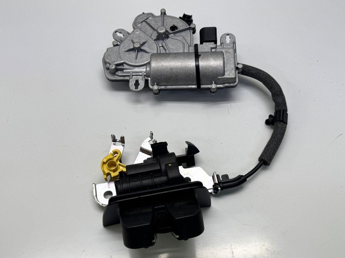 3V5827887B 4M0827506D Bootlid / tailgate lock AUDI A4 (8W, B9) (2015-)