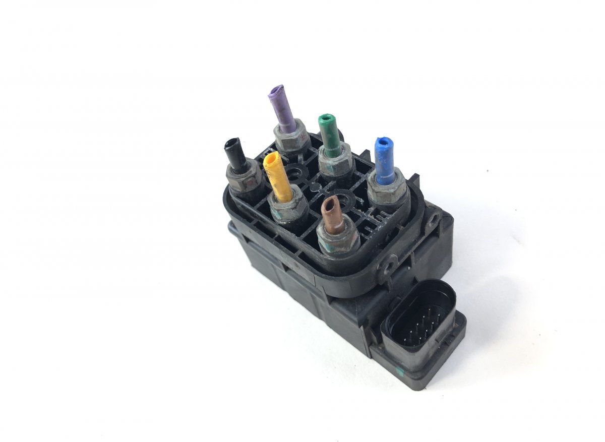 600640600A Air suspension valve block TESLA MODEL S (5YJS) (2012-)