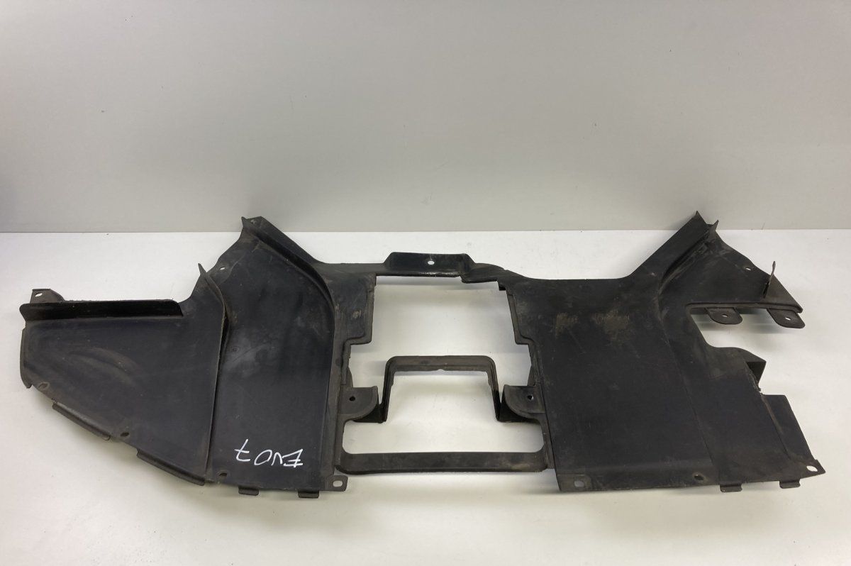 MR591851 Dzinēja šļakatu aizsargs MITSUBISHI LANCER (CS, CT) (2000-2013)