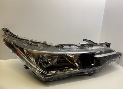 8111002L50 Strålkastare höger TOYOTA COROLLA XI (E170, E180) (2013-2018)