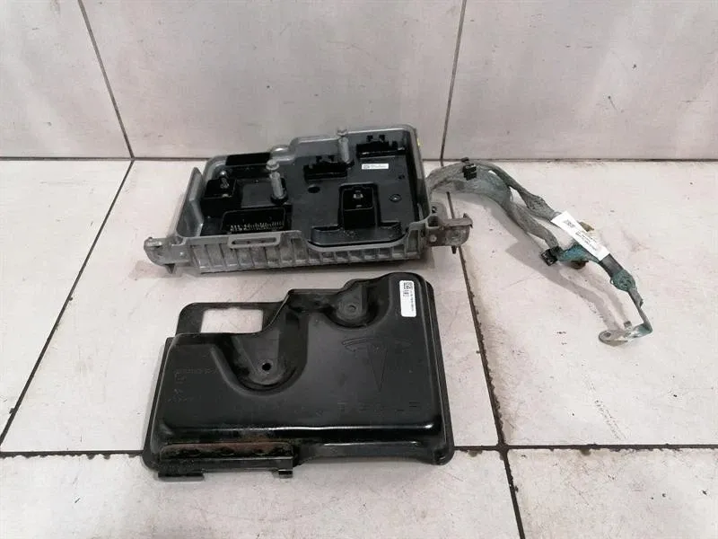 Tesla Model 3 Body Control Electronic Module 1583991-00-C Controller Body BCM-