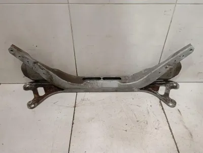 Porsche Cayman 718 apakšrāmis aizmugurē 982505099C centrālās ass rāmis aizmugurējā ass-