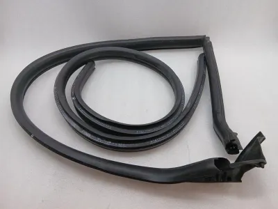 Ferrari GTC4 Lusso T 3.9 V8 F151M Door Seal 86872100 RH Door Seals -