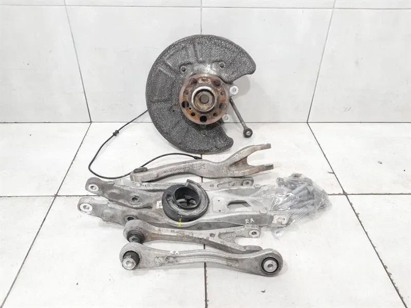 Mercedes C63 AMG W205 Right Rear Hub A2053501614 Wheel Bearing Housing Rear Re SET-