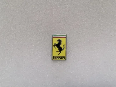 FERRARI 599 GTB F141 62673100 LOGO-EMBLEM KOPFHAUTVERKLEIDUNG-