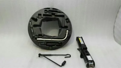 Zestaw narzędzi Audi A4 8W 8W0011031B Zestaw narzędzi podnośnik-