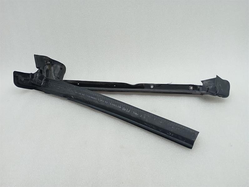 Уплътнение за врата Ferrari California T F149 85263000 ляво задно уплътнение на колана