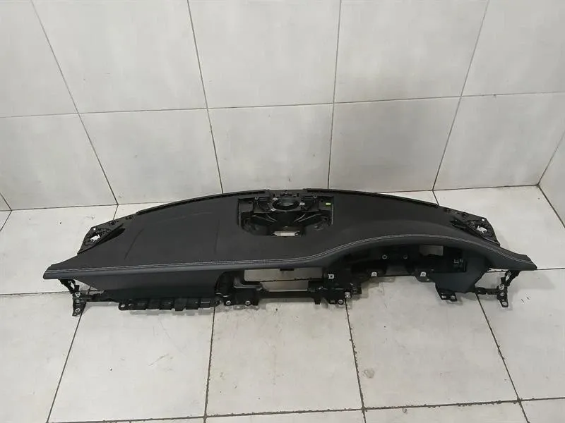 Porsche 911 992 Lederarmaturenbrett, Rechtslenker, silberne Ziernähte