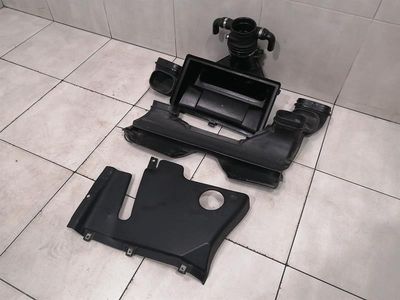 Въздуховод на кутията на въздушния филтър Maserati Granturismo M145 232607 - повредена кутия на въздушния филтър