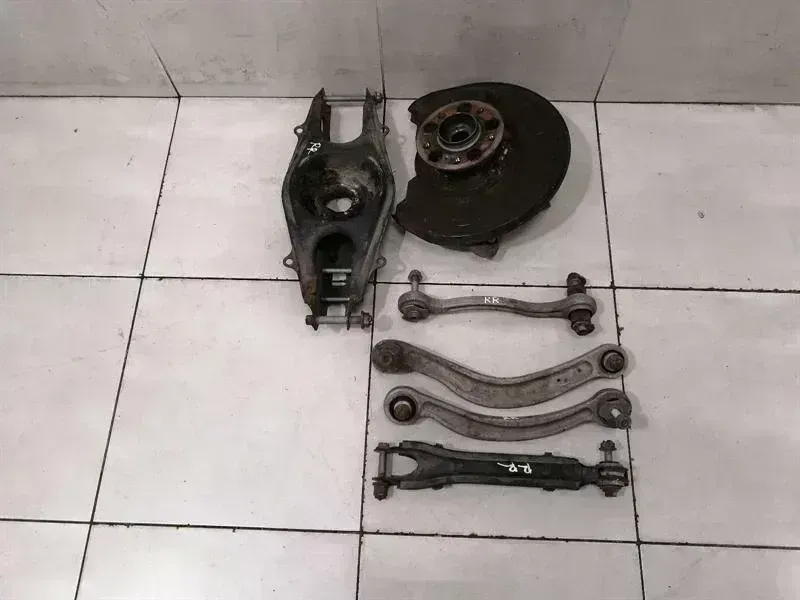 Mercedes C Class W204 AMG RRH Hub A2043503208 Wheel Bearing Housing Rear Right — Europe Delivery