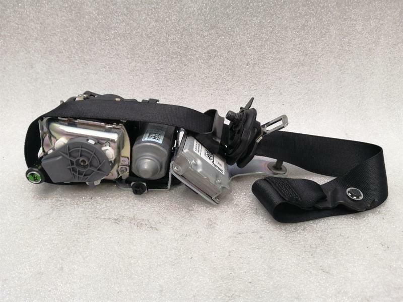 Mercedes C Left W204 front seat belt A2048602586 seat belt front belt left — Europe Delivery