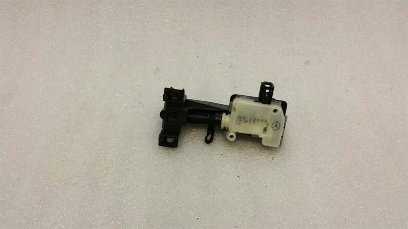 Actionneur de bouchon de réservoir de carburant Mercedes ML W164 A2518200197 Actionneur de trappe à carburant — Livraison en Europe