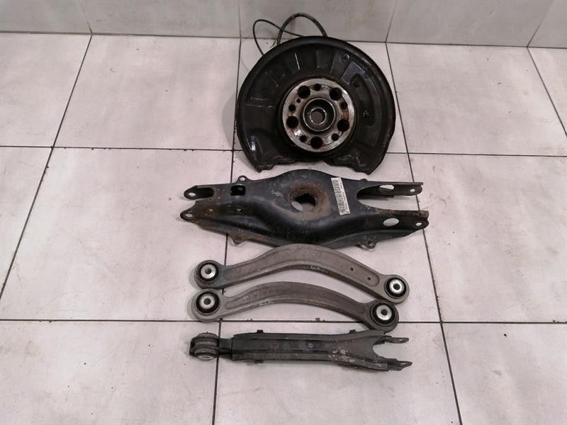 Mercedes C63 W204 Right Rear Hub Set A2043501441 Wheel Bearing Housing Rear Right — Europe Delivery