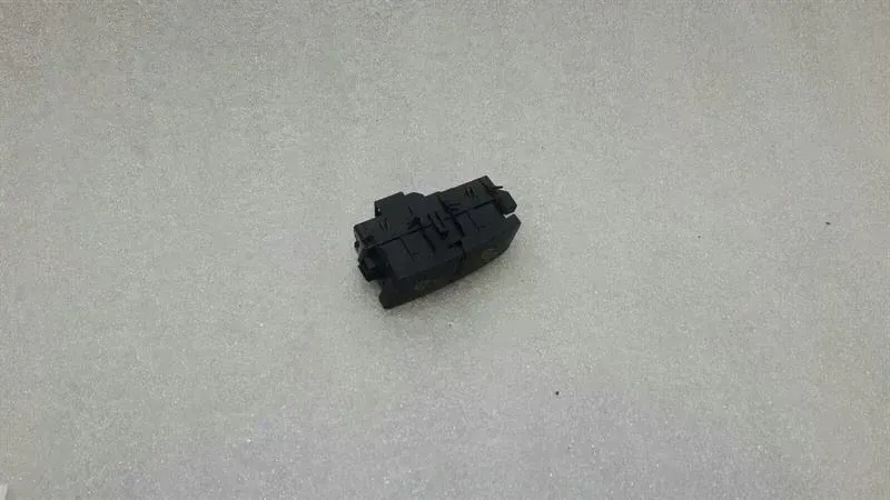 Interrupteur de verrouillage de porte Mercedes GLE W166 A2049058402 Interrupteur de verrouillage de porte — Livraison en Europe
