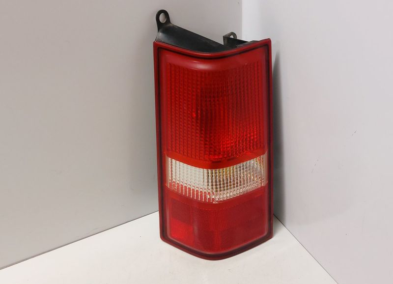 16530413-A5 16530413 25756611 16530805 Tail light left GMC SAVANA 1500 [USA] (2002-) — Europe Delivery