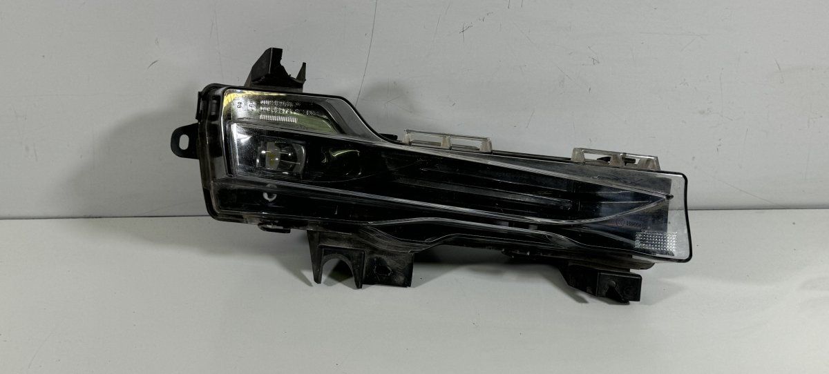 150793300C 00243014-02 0024301402 Габаритна светлина предна дясна TESLA MODEL Y (5YJY) (2019-) — Доставка в Европа