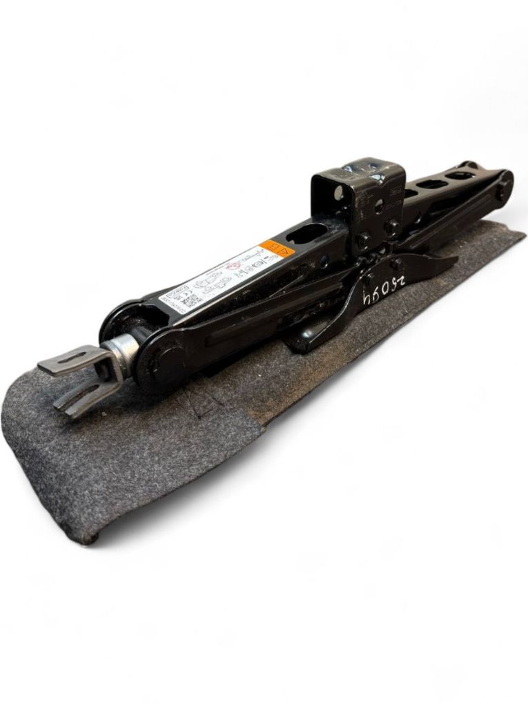 JB3C17005AB JB3C17A078CC Tool Kit FORD RANGER (TKE) (04.11-) — Europe Delivery