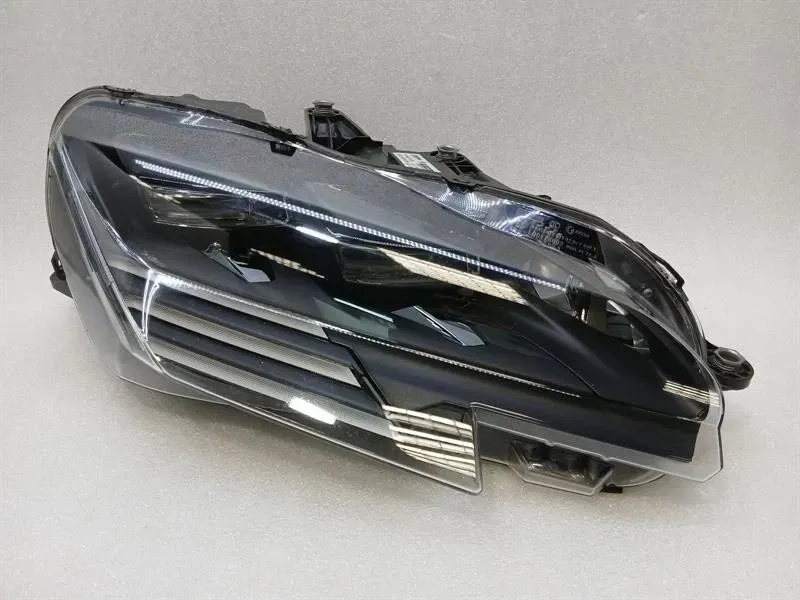 Десен фар за Ferrari F173 SF90 816045 SF90 Десен фар — Доставка в Европа
