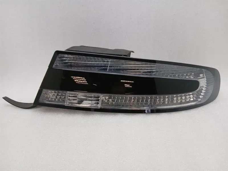 Aston Martin DB9 Volante Lampa tylna prawa DG33-13404-AC Lampa tylna tylna Re — Dostawa w Europie