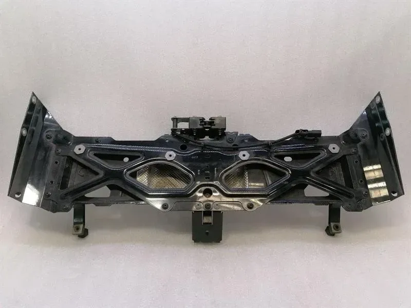 Uchwyt dystansowy tylnego panelu Audi R8 4S AWD Spyder 4S7813298B — Dostawa w Europie
