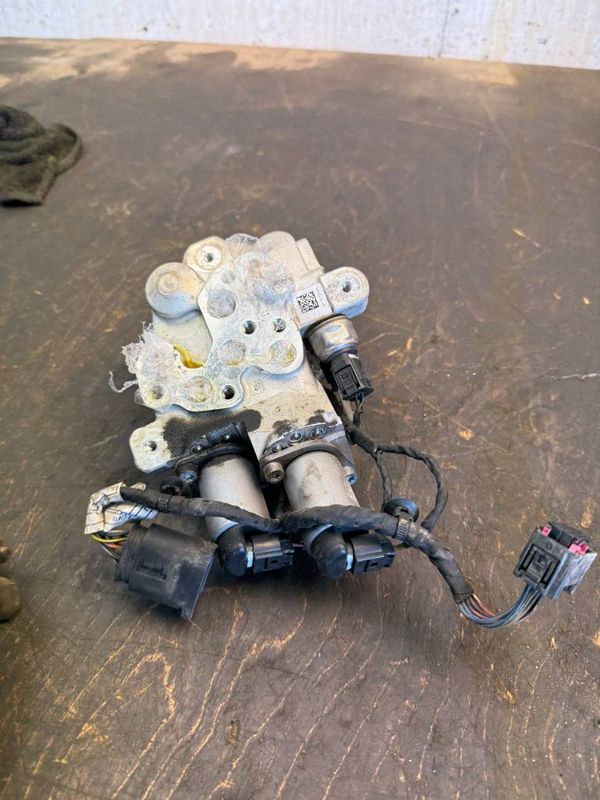 37146775258 Air suspension valve block BMW 7 (F01, F02) (2008-2016)