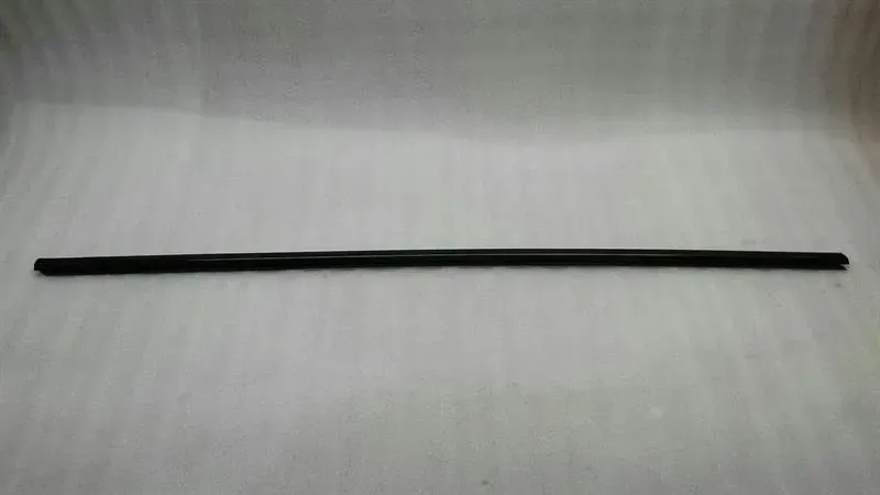 BMW 6. sērijas E63 labo durvju kanāla ēnu līnija 51337077938 spīdīgi melna sloksne 51337077938 — Piegāde Eiropā