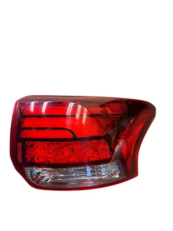 8330B174 Feu arrière, droit MITSUBISHI OUTLANDER III (GG, GF, ZJ, ZK, ZL) (2012-2021) — Livraison en Europe