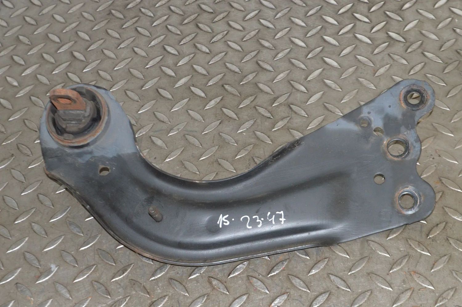 Aizmugurējais kreisais piekare svira MAZDA 6 (Sedan GJ, GL) (2012-...) — Piegāde Eiropā