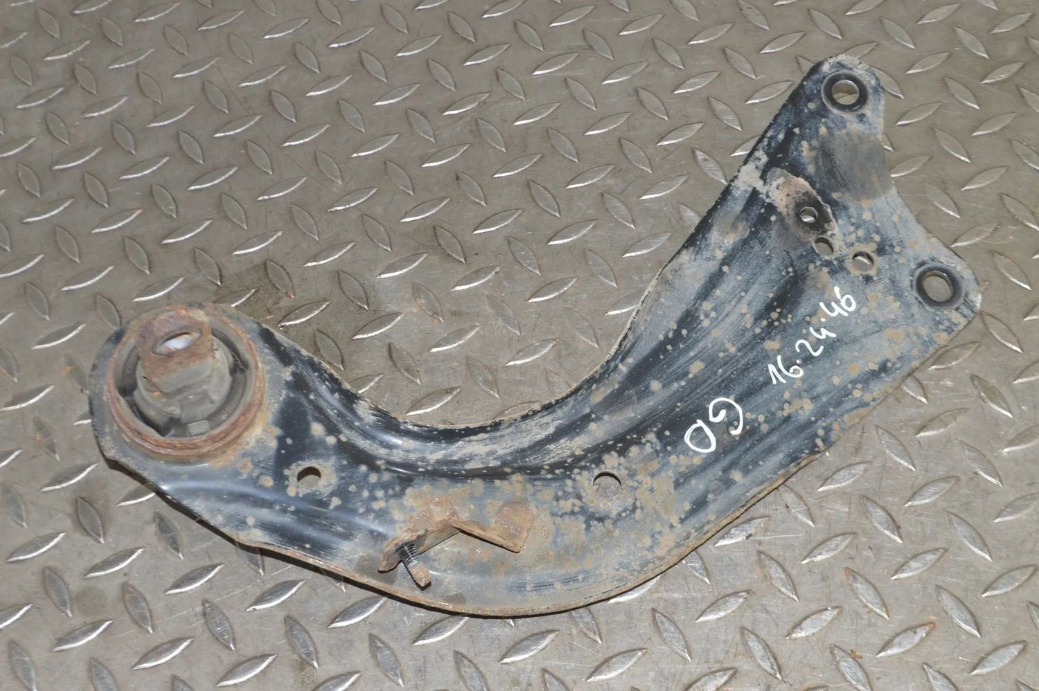 Aizmugurējais labais piekare svira MAZDA 3 (Sedan BM) (2013-...) — Piegāde Eiropā