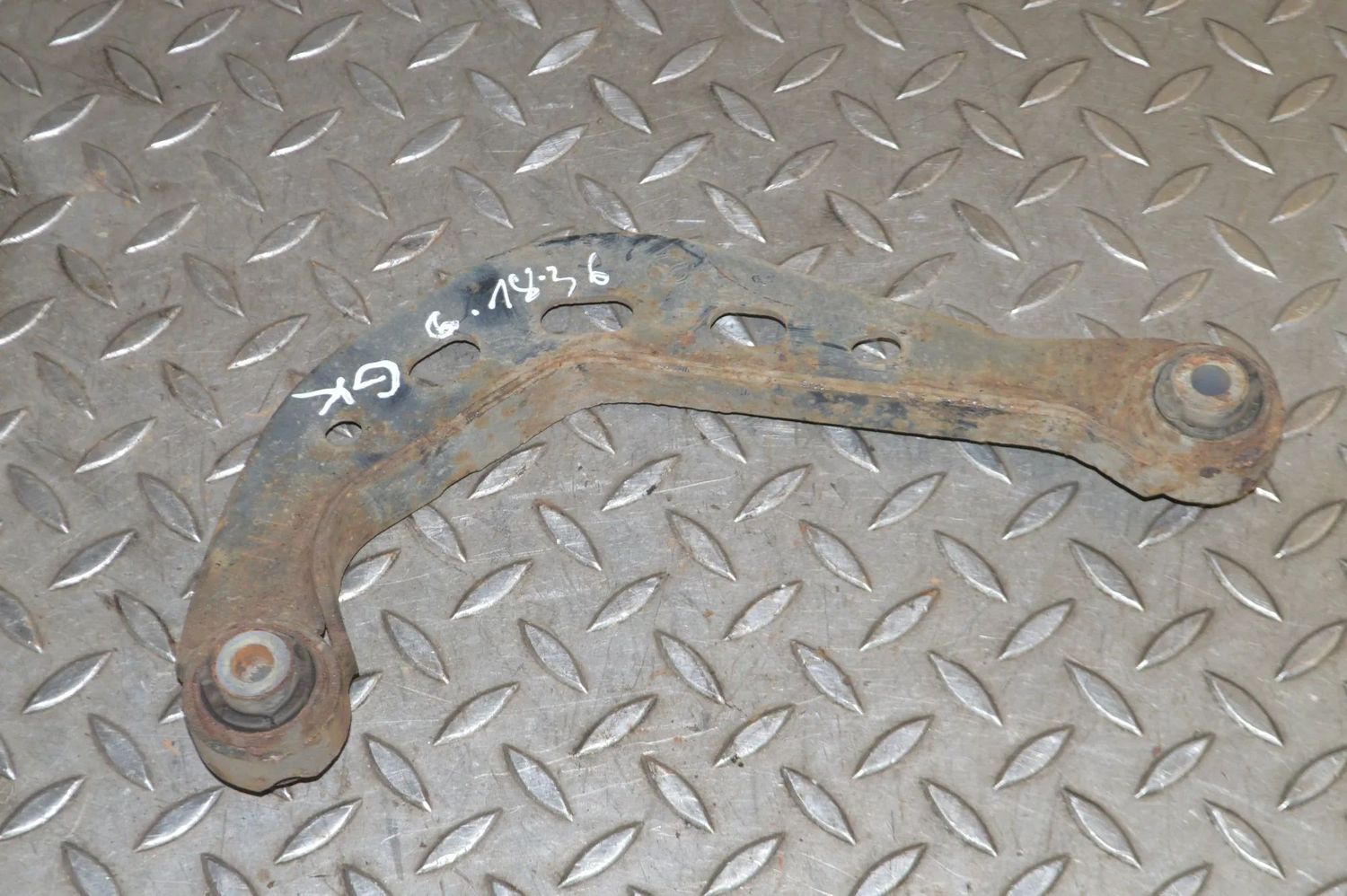 Aizmugurējais kreisais piekare svira MAZDA 3 (Sedan BM) (2013-...) — Piegāde Eiropā