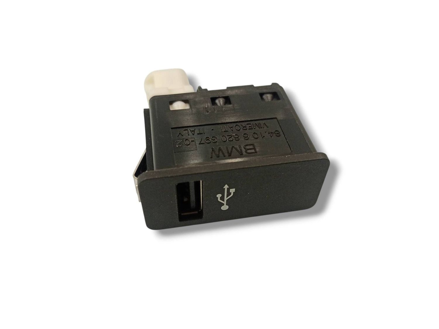 BMW I8 USB socket connector OEM 6820397 — Europe Delivery