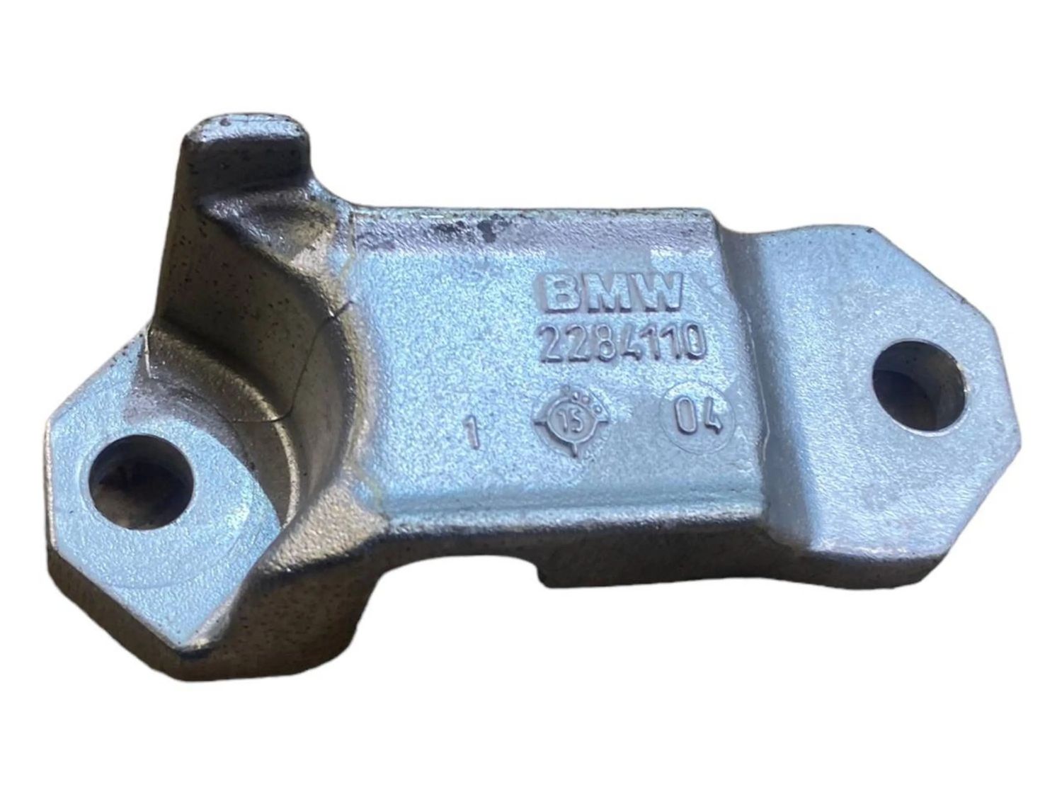 BMW 6 SERIES Sway bar bush bracket, front OEM 2284110 — Europe Delivery