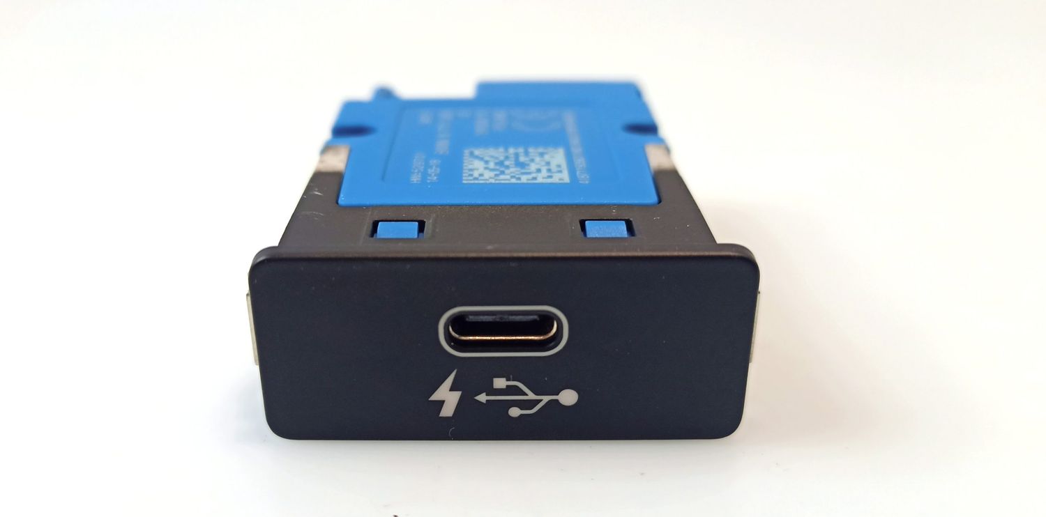 BMW 8 SERIES USB socket connector OEM 84108711939 — Europe Delivery